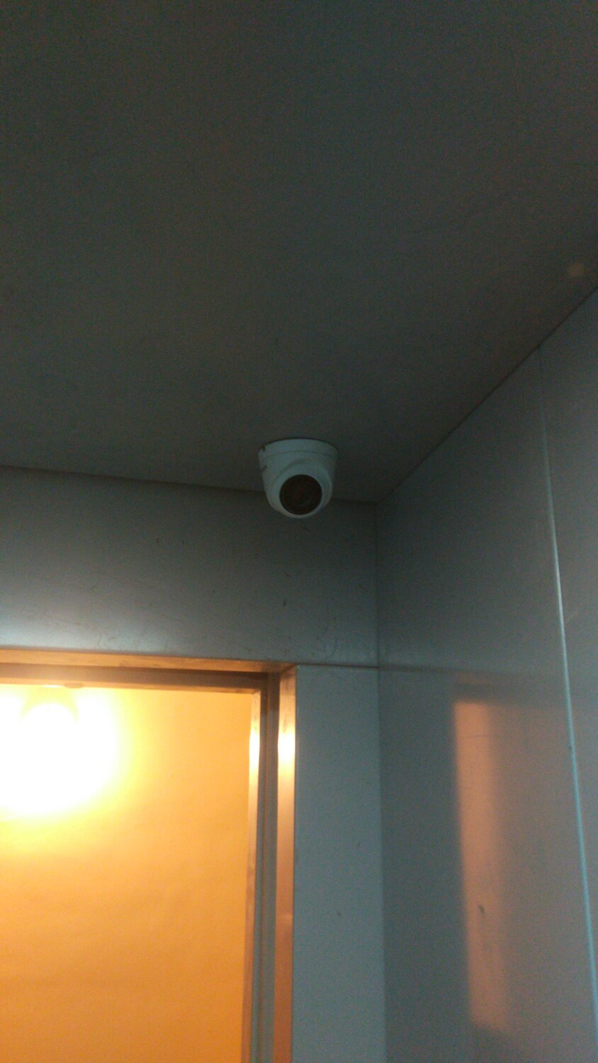 видеокамера на потолке, антивандальная камера видеонаблюдения в лифт, потолок, помещение, камера наблюдения в лифте