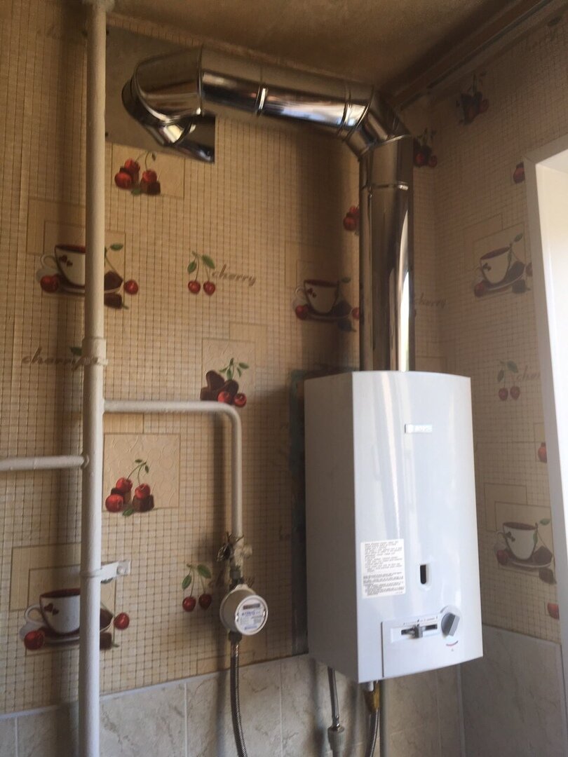 газовая колонка в квартире, вытяжка для котла бакси в частном доме, дымоход для котла и газовой колонки, крепление газовой колонки, газовая колонка