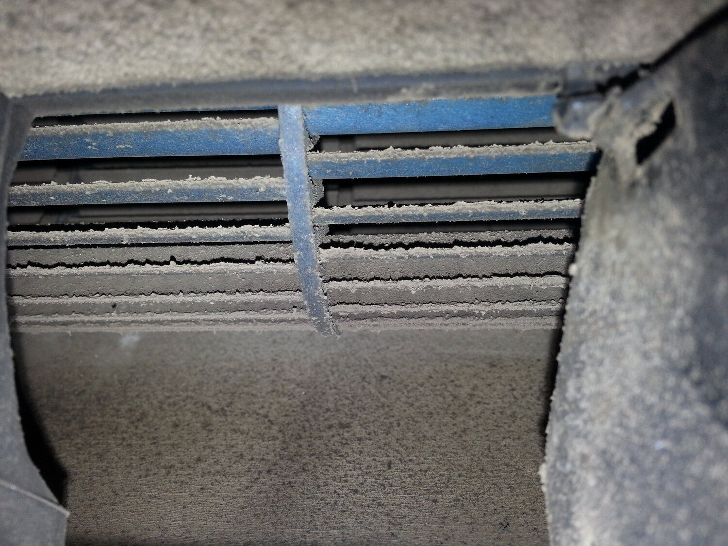 кондиционер, крыльчатка кондиционера внутреннего блока грязная, вентилятор внутреннего блока кондиционера грязный, грибок за кондиционером, плесень в сплит системе