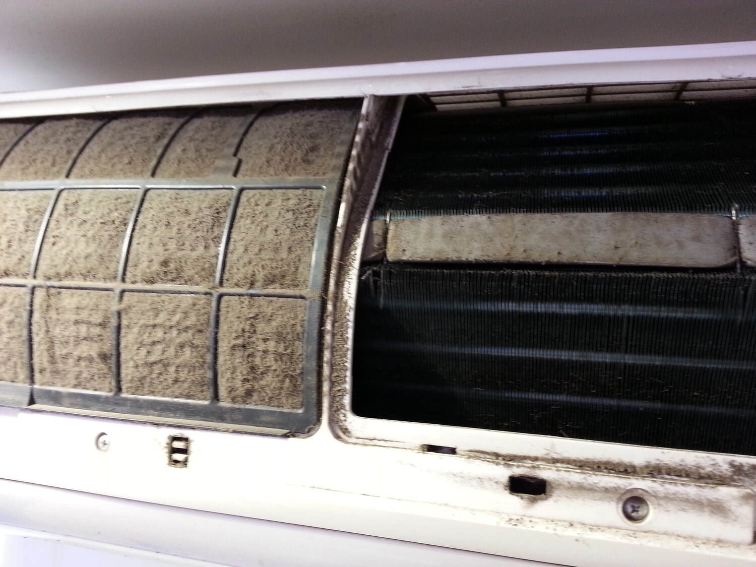 кондиционер, обмерзает наружный блок кондиционера, грязный кондиционер, кондиционер qv-f9wa, оконный кондиционер