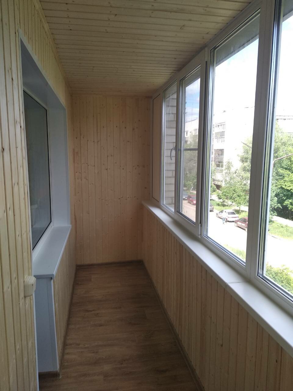 балкон вагонкой, балкон обшитый вагонкой окна, мдф вагонка для балкона, обшитый вагонкой угловой балкон, отделка балконов в чехове