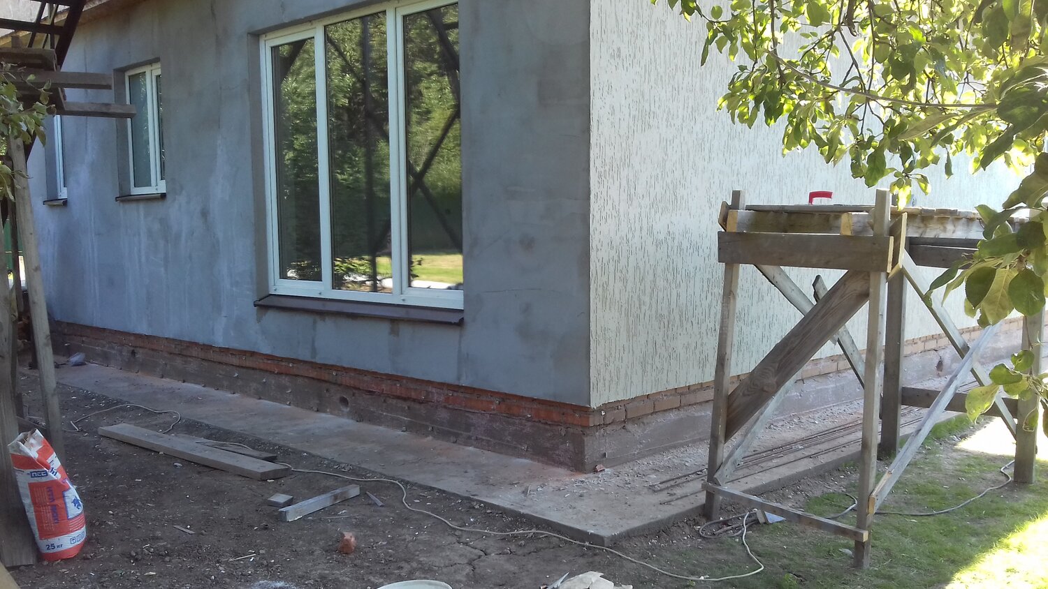 навесной балкон на первом этаже, строительство или ремонт, дом, загородный дом, балкон