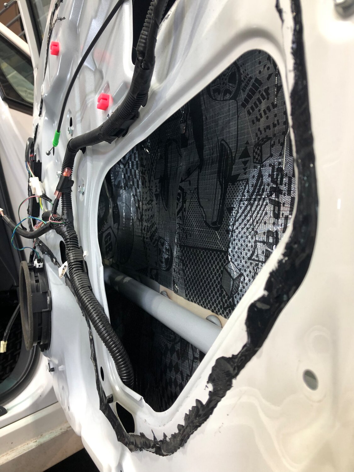 шумоизоляция автомобиля, шумоизоляция дверей bmw g05, toyota rav4 шумоизоляция передних дверей, шумоизоляция двери багажника рав 4, шумоизоляция задних дверей шкода суперб 2