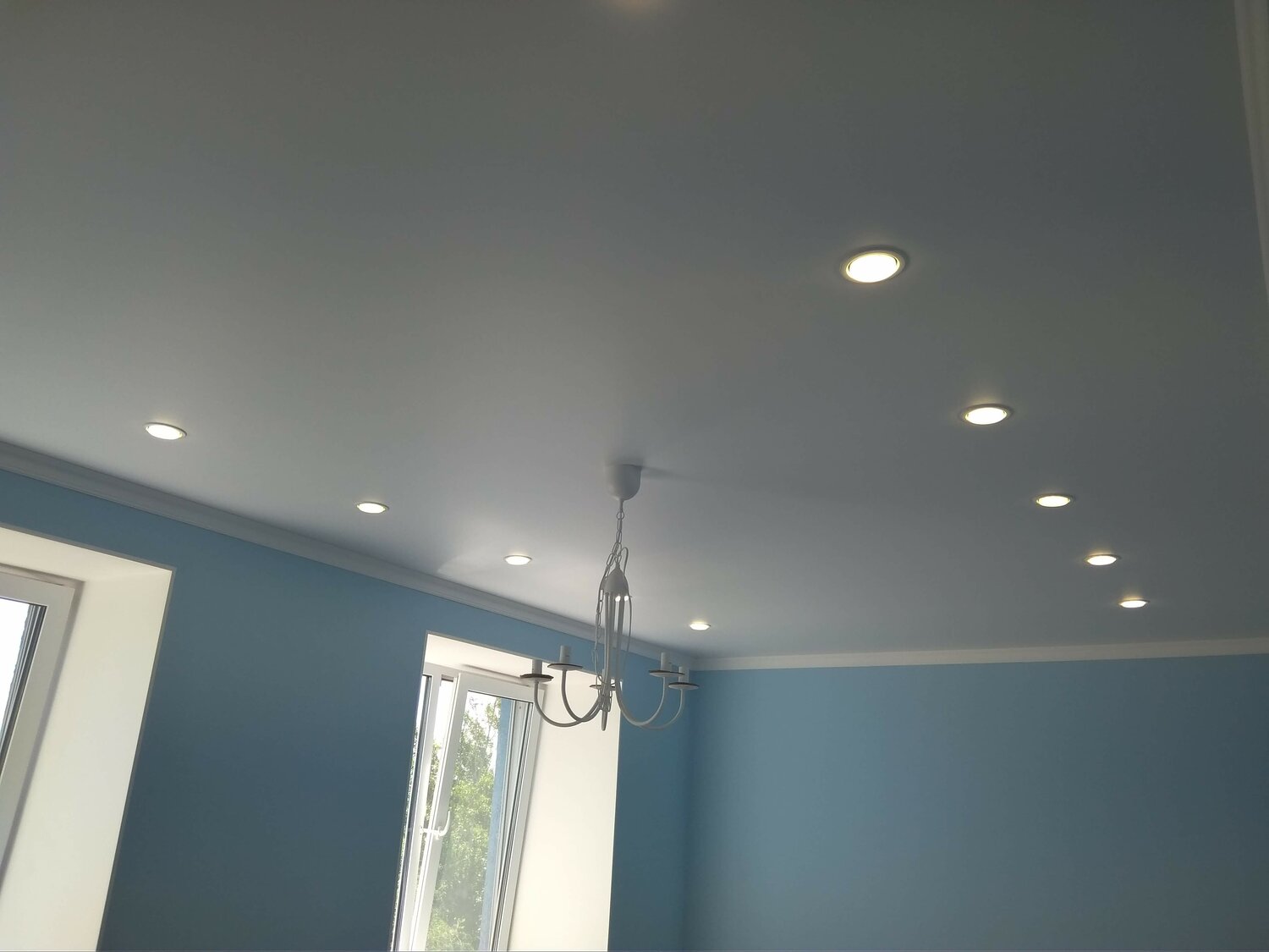 натяжные потолки матовые с лампочками, натяжной потолок матовый, натяжной потолок матовый двухуровневый, потолок, натяжной потолок