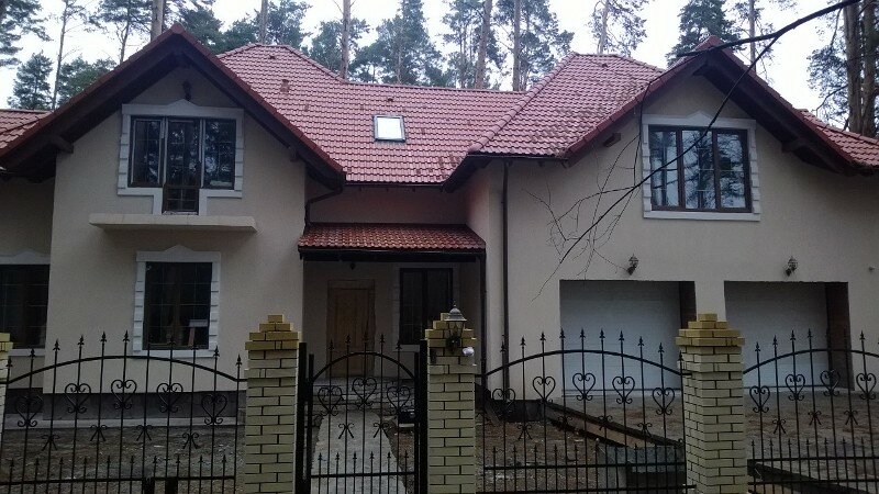 дом, загородный дом, коттедж, собственный дом, оштукатуренный фасад частного дома