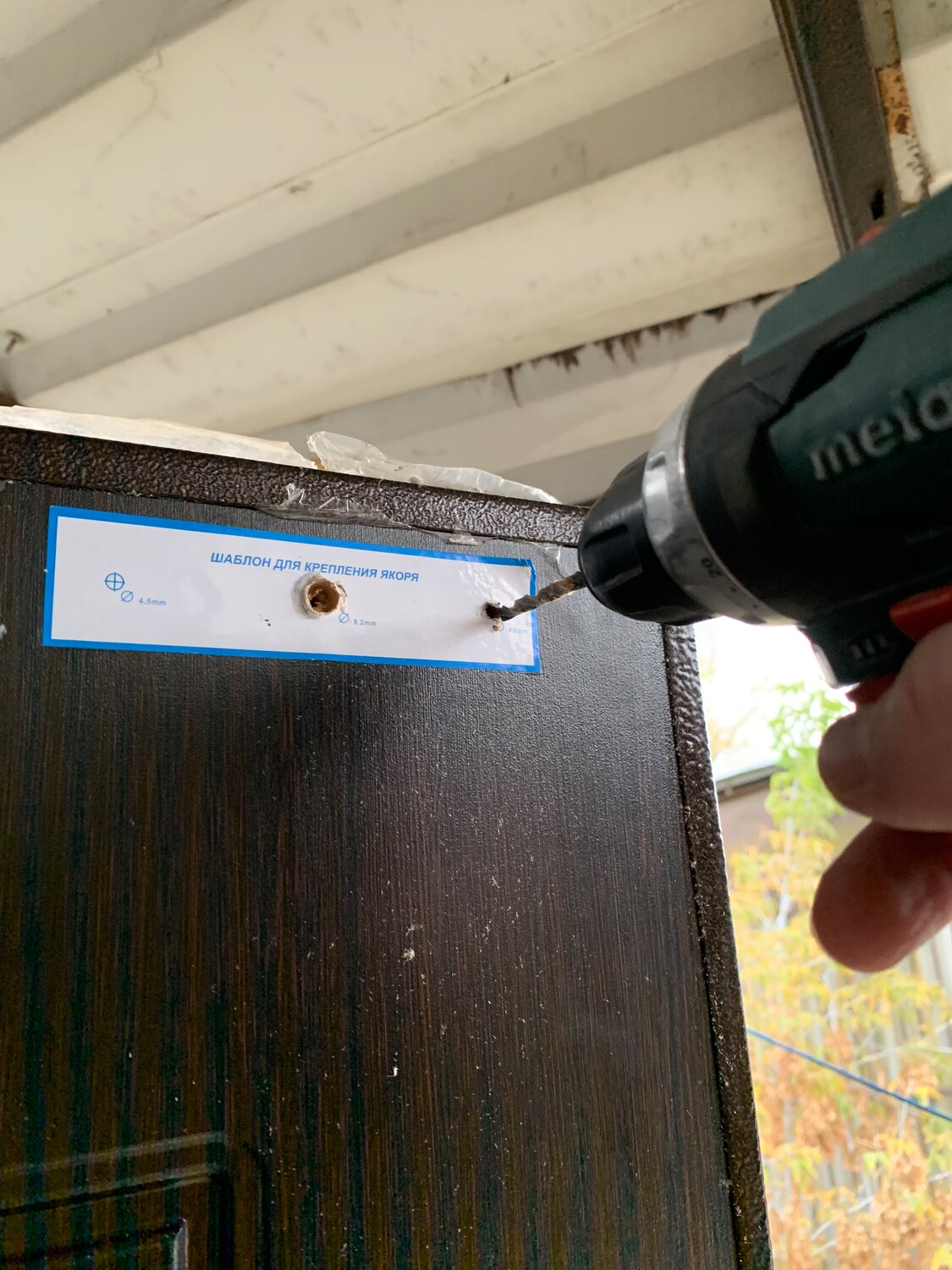 заклепочник резьбовой насадка на шуруповерт uptool r1, саморезы для сборки дверной коробки, вскрытие замков металлических дверей, закрутить шуруп под углом 90 градусов, монтаж