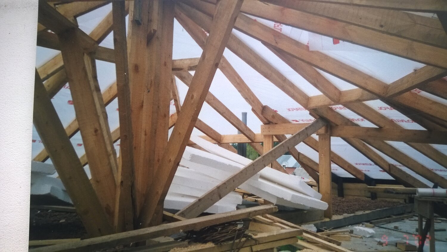 стойки стропильной системы, стропильная система, крыша шале конструкция стропильной системы, усиление стропильной системы изнутри, чердачная кровля стропильная система