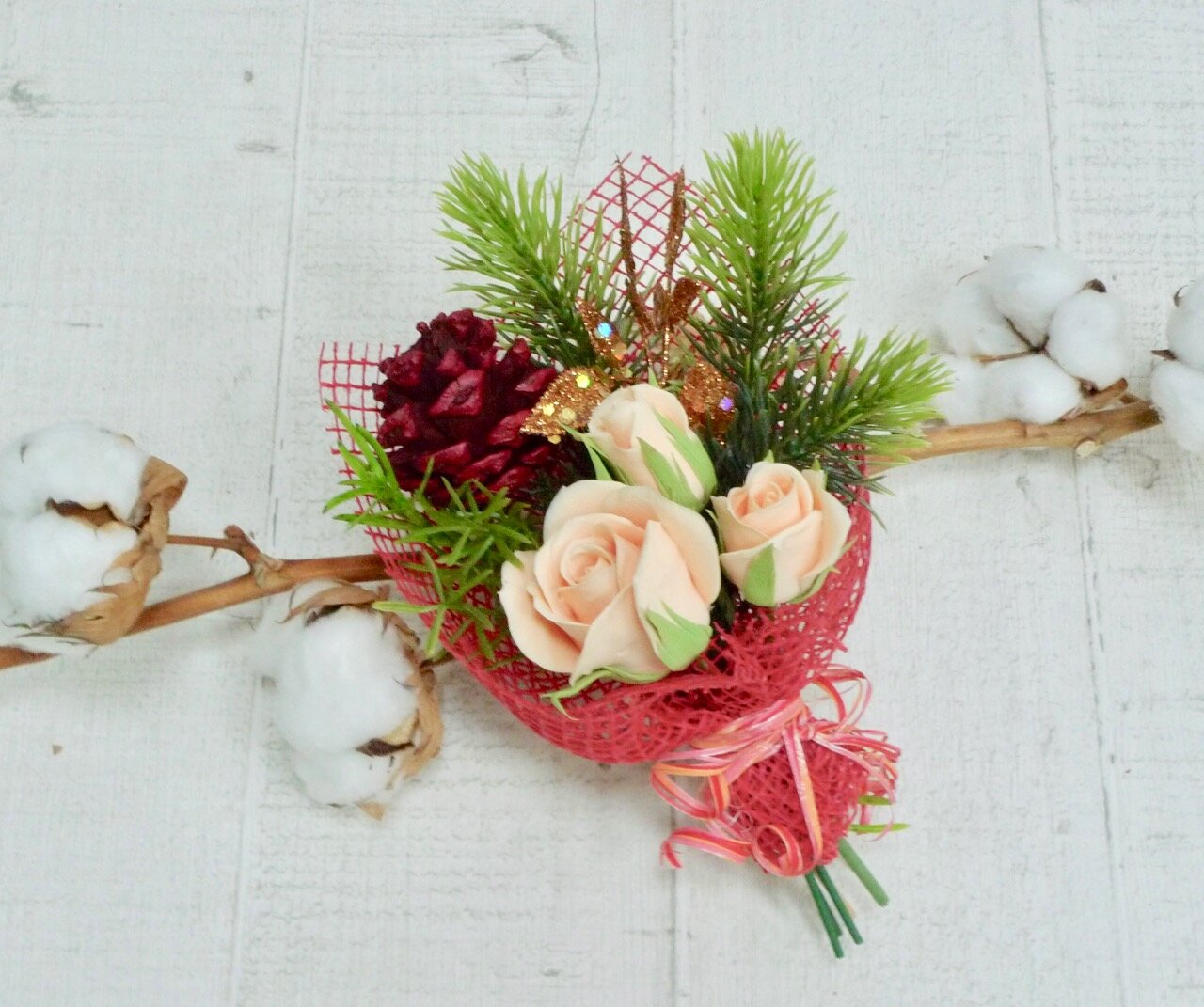 новогодние букеты розовые, букет с еловыми ветками, новогодний букет, новогодний букет в розовых тонах, декабрьский букет на белом фоне