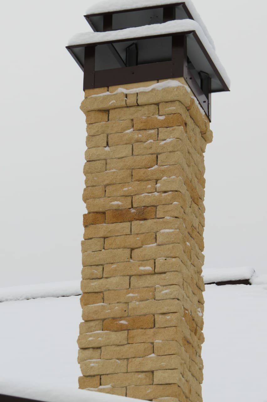 Облицовка дымохода на крыше камнем - 84 фото