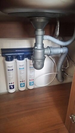 фильтр для воды под мойку к2, магистральный фильтр на кухне под раковиной, фильтр барьер для воды под мойку к7, монтаж сифонов для двойной раковины, сифон для раковины