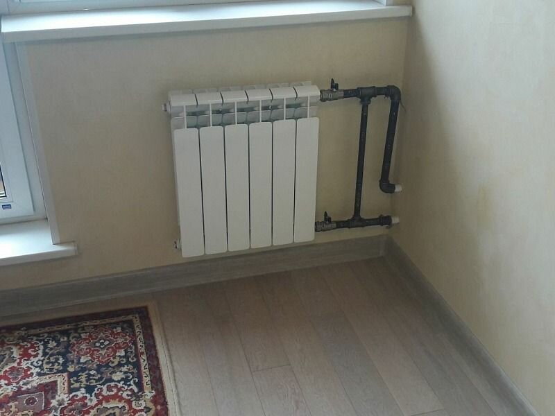 батареи для отопления в квартире, радиатор отопления, трубы для батарей отопления, батареи в угловой комнате, монтаж радиаторов отопления