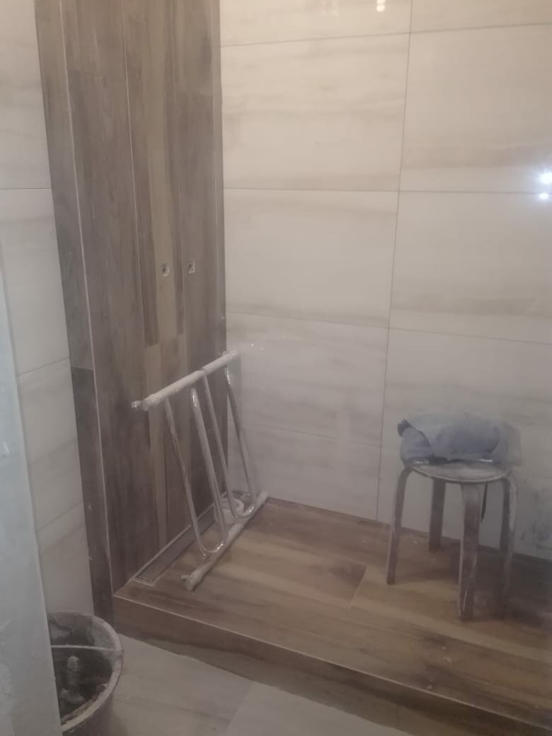плитка под дерево в душевой кабине, плитка в душевую доски, ванная комната, санузел, отделка ванной в брежневке плиткой по мрамор