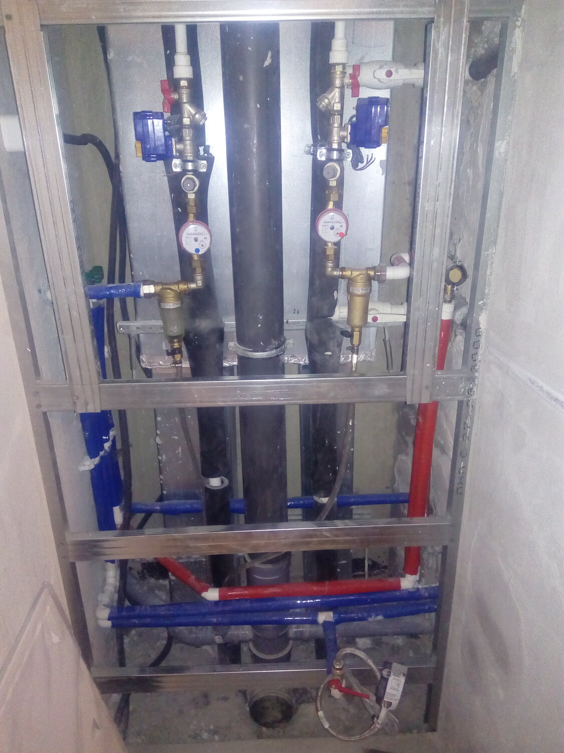 сантехшкаф разводка коллекторная, монтаж инсталляции в хрущевке, сантехшкаф рехау, монтаж инсталляции с плиткой, зашивка инсталляции геберит гипсокартоном