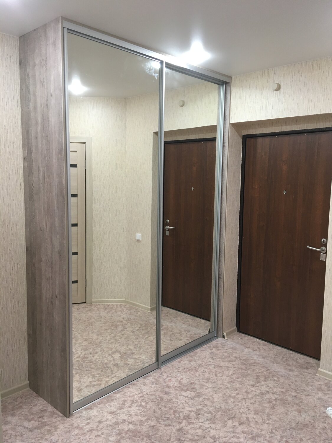 Шкаф-купе в прихожую с зеркалом