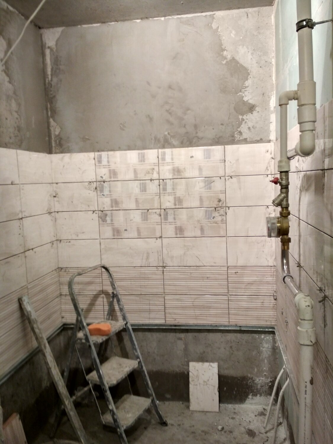 врезка ванны в стену укладка плитки, демонтаж советской плитки, демонтаж плитки, санузел, ошибки при ремонте ванной комнаты и туалета