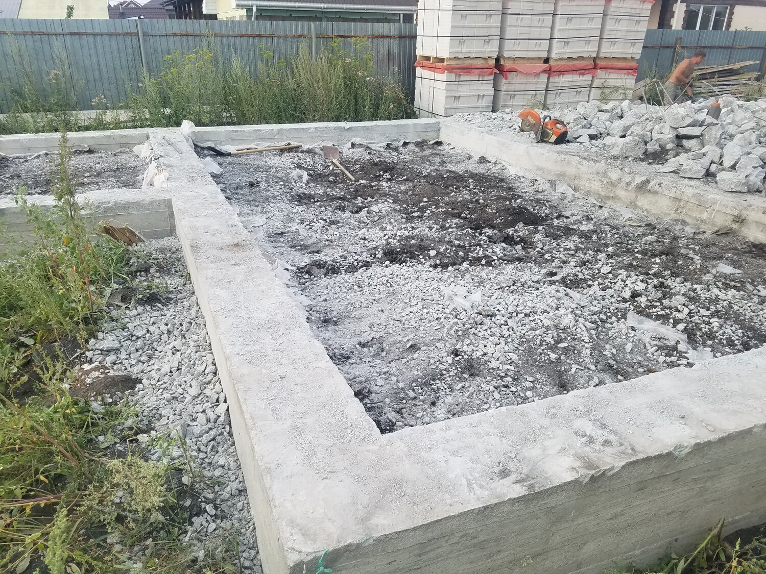 фундамент, ленточный фундамент, ленточный фундамент из керамзитоблоков, фундамент на бетонных кубах, подсыпка для бетонной площадки