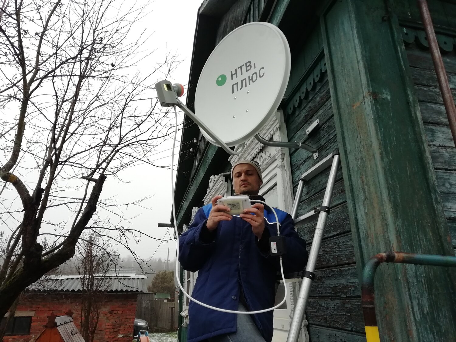 спутниковая антенна, монтаж спутниковой антенны, спутниковое телевидение, спутниковая тарелка, монтажник спутникового телевидения