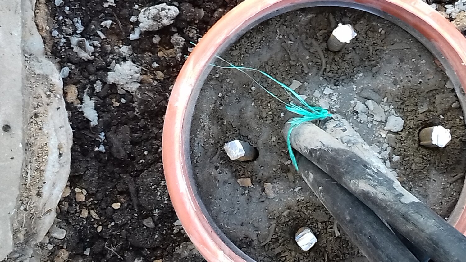 шурфы для полива деревьев, после зимы, дренаж для яблони на глинистой почве, подкормка роз после зимы, mineral fertilizer