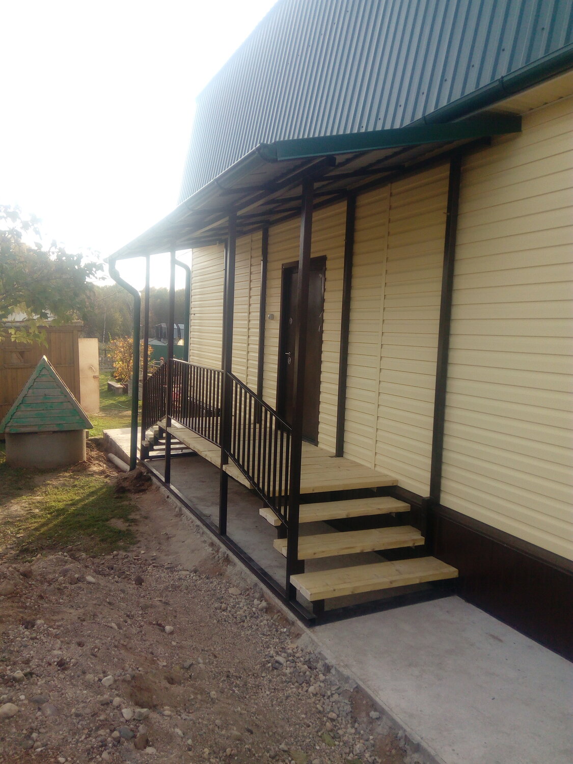 крыльцо, металлическое крыльцо с навесом для дачи, крыльцо для дачного дома, крыльцо с навесом для дачи из металла, крыльцо с навесом
