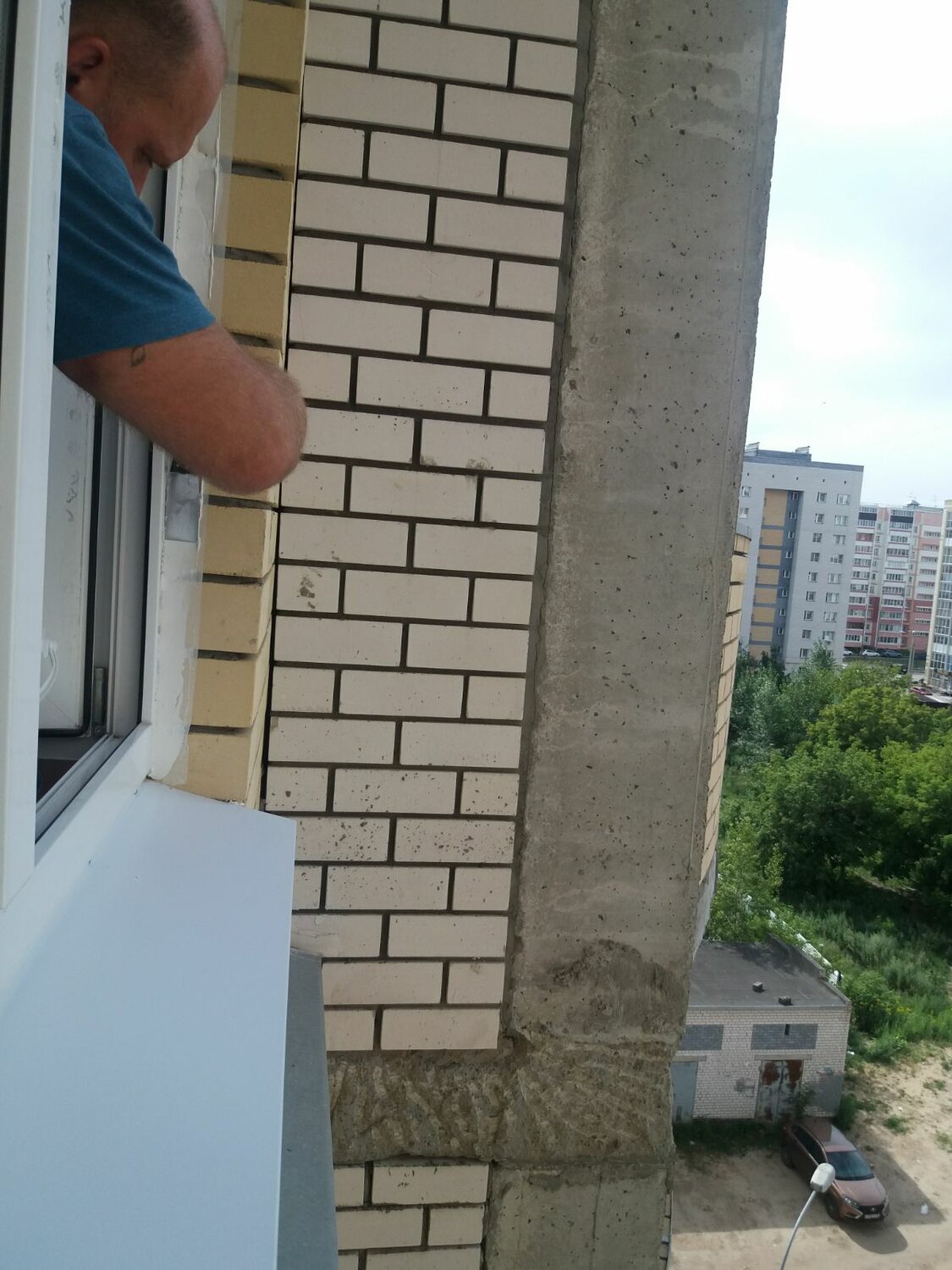 облицовка дома из газобетона клинкерной плиткой, 9. разрушение облицовочного слоя кирпича, кирпичная кладка, облицовочный голицынский кирпич коричневый руст 0,7 нф, монтаж окон к облицовочному кирпичу