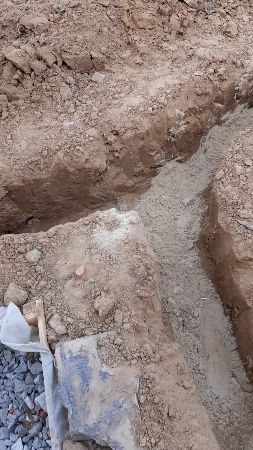кладбище в новочеркасске раскопанные могилы, раскопки, раскопки в бресте, захоронения на мелитопольском кладбище, шурф ленточного фундамента внутри здания