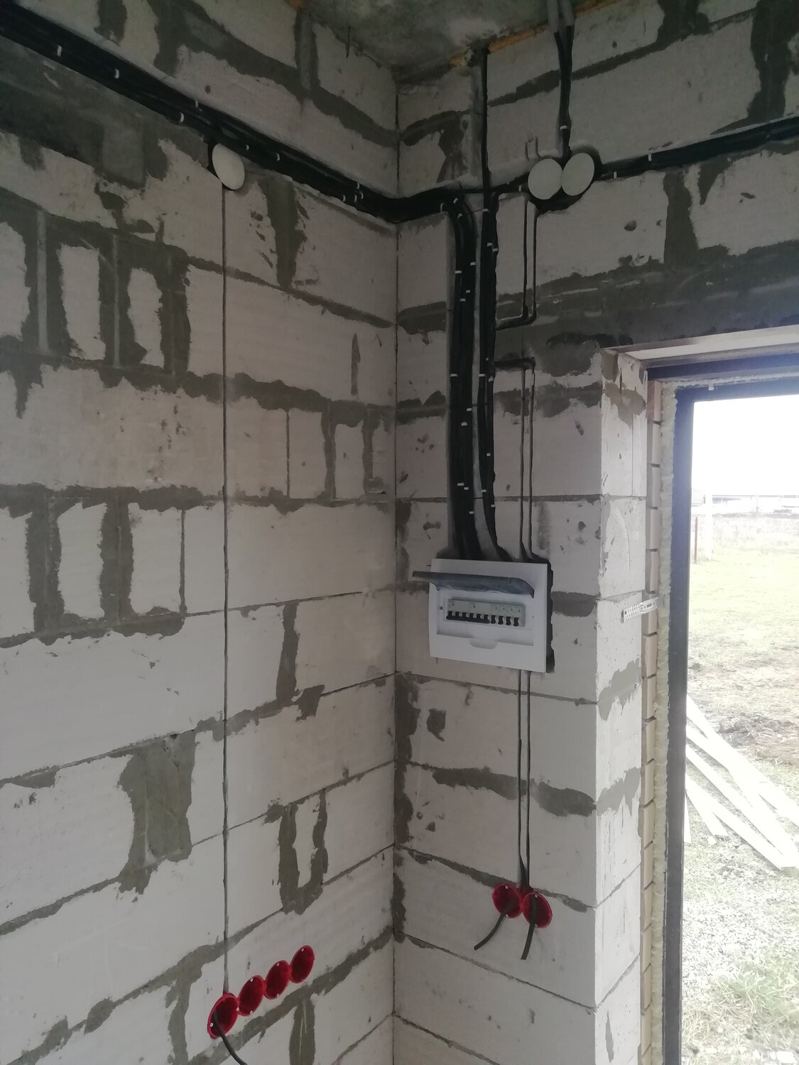 штробы для электропроводки, газовая разводка в квартире, электропроводка в газобетонном доме, штроба под щиток, электромонтаж