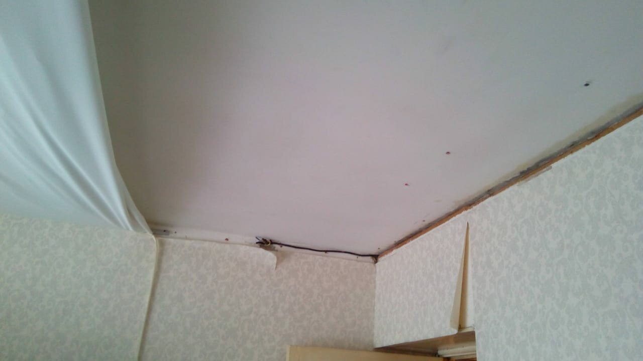 потолок, натяжной потолок, натяжной потолок на кривые стены, стык натяжного потолка, монтаж натяжных потолков
