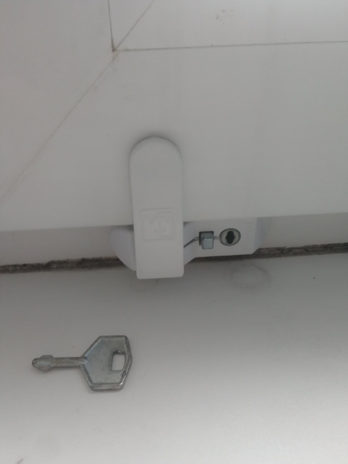 детский замок, замок-блокиратор penkid sash lock, ограничитель для окон рехау детский замок, детский замок gu, детский замок gu белый