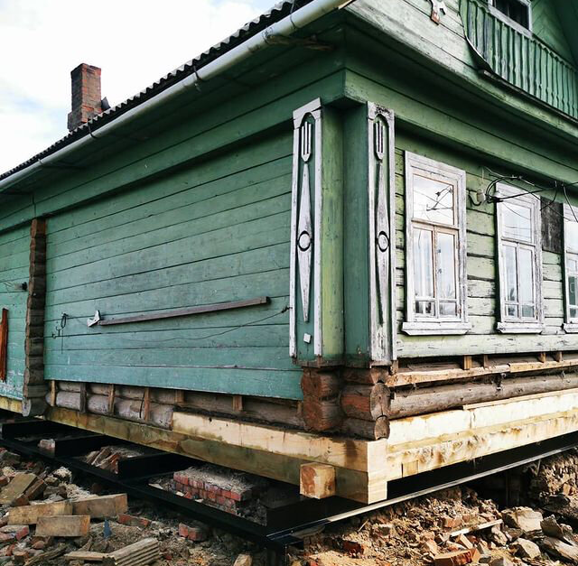 дом, в деревне, деревянный дом, старый дом, подъем дома на винтовые сваи