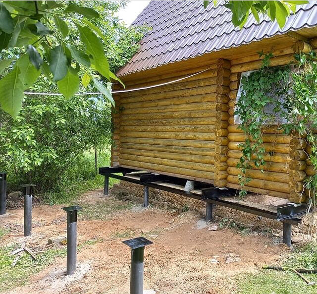 баня из сруба на винтовых сваях, сруб бани с выпуском, сруб, дача, винтовые сваи