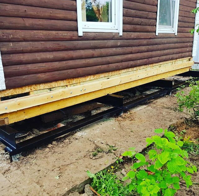 цоколь на винтовых сваях из доски, подъем дома на винтовые сваи, реконструкция фундамента винтовыми сваями, свайно винтовой фундамент, цоколь бани на сваях