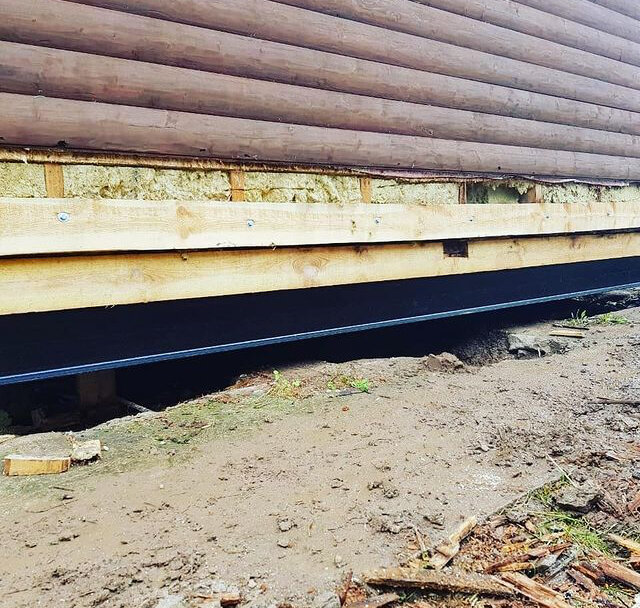 цоколь фундамента на винтовых сваях, подъем дома на винтовые сваи, цоколь на винтовых сваях из доски, ленточный фундамент усиленный винтовыми сваями, свайно винтовой фундамент