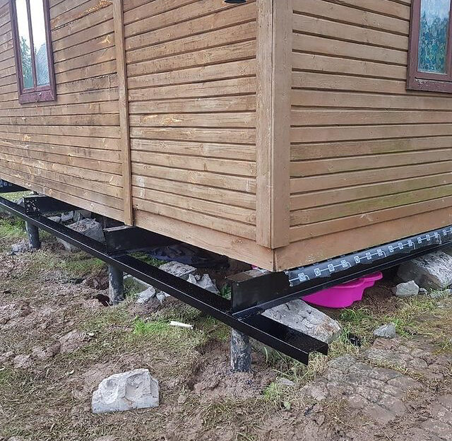 реконструкция фундамента винтовыми сваями, подъем дома на винтовые сваи, цоколь под винтовыми сваями, реконструкция фундамента, перенос дома на свайный фундамент