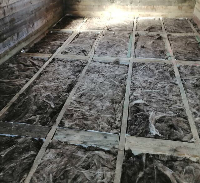 knauf утеплитель для пола, старый деревянный утеплитель пола, демонтаж полов лаг в доме, утеплитель для пола кнауф 150, полы в деревянном доме с утеплителем