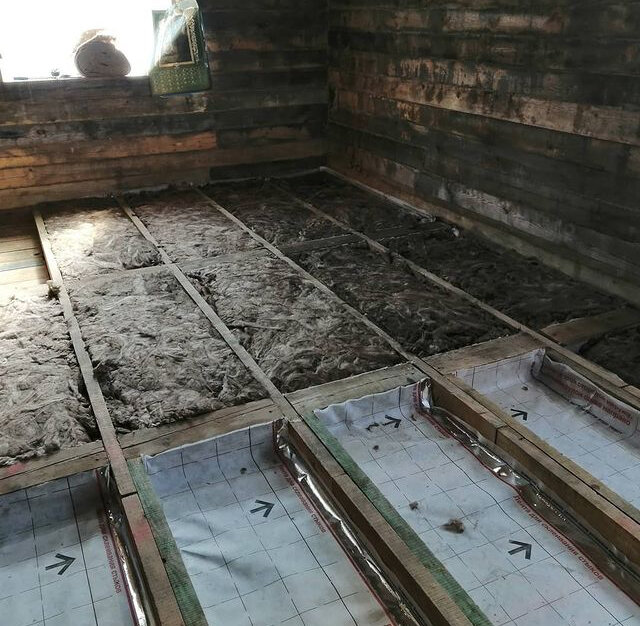 старые деревянные перекрытия, деревянный пол в сарайке, черновой пол снизу, деревянные полы в частном доме, керамзит деревянные перекрытия