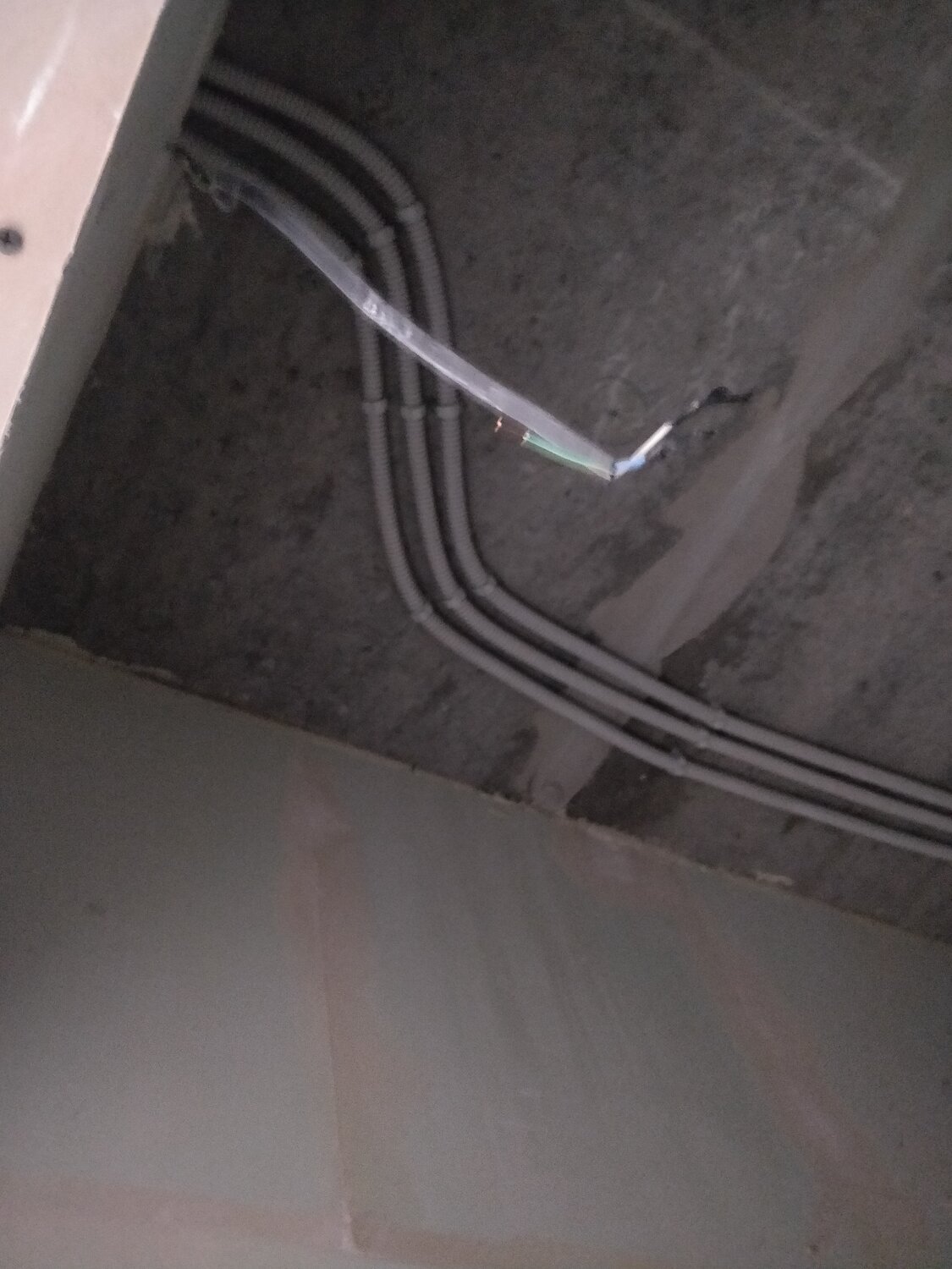 т5 электрика укладка кабеля в штробу, прокладка кабеля в гофре в штробе, электромонтаж, проводка тв кабеля по потолку, прокладка кабельных линий в доме из газобетона