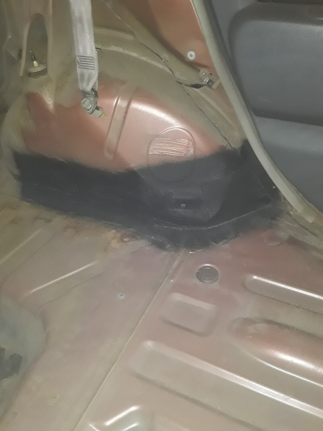 заводской герметик на кузове рено логан 1, corolla 120 заводской герметик, вин кузова дэу нексия 2011, герметик в багажнике киа рио, вентиляция багажника солярис