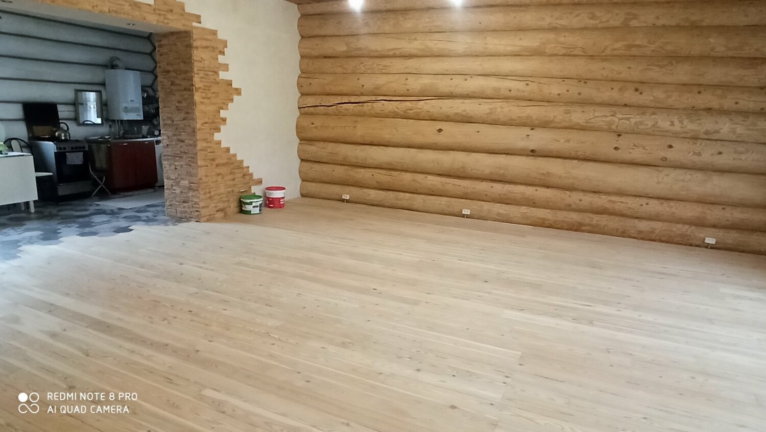 плинтус в деревянном доме из бруса, чистовой пол в дачном доме деревянном, доска пола, деревянные полы под ключ, деревянный дом