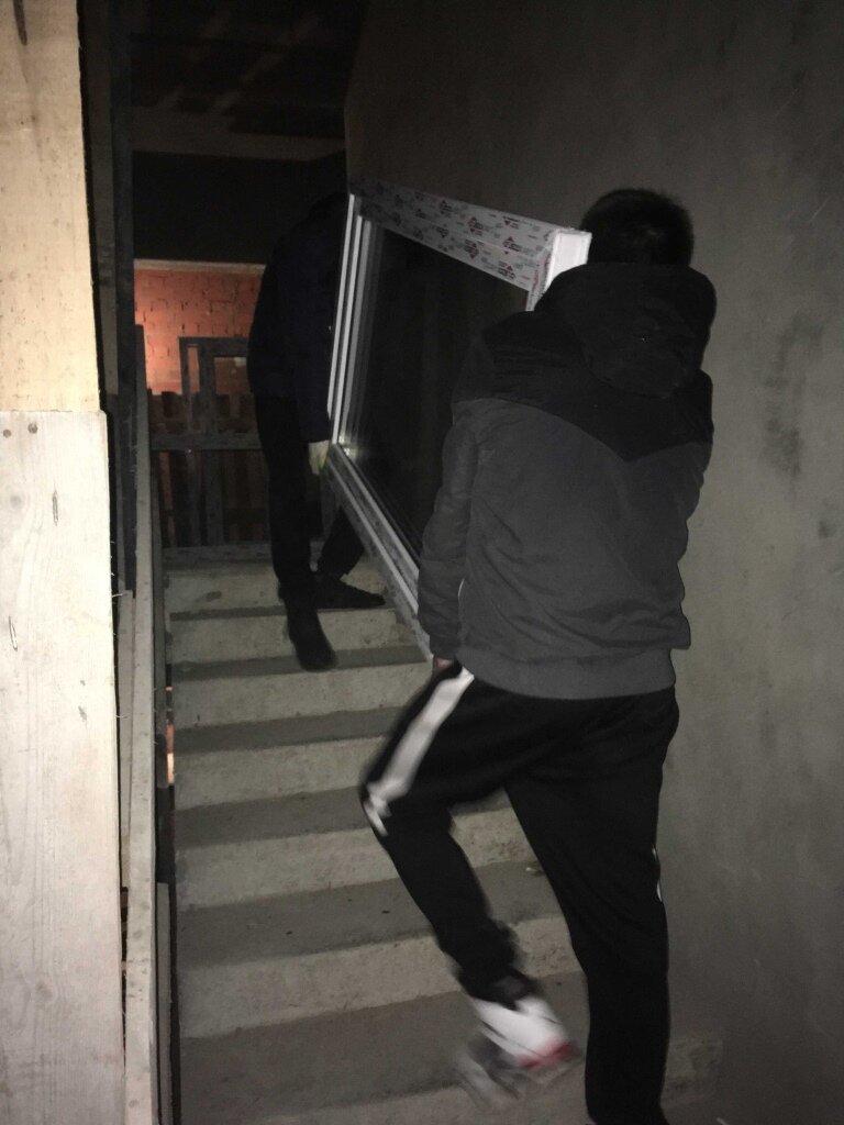 человек, пацаны в подъезде, парень, молодые люди, размытое изображение