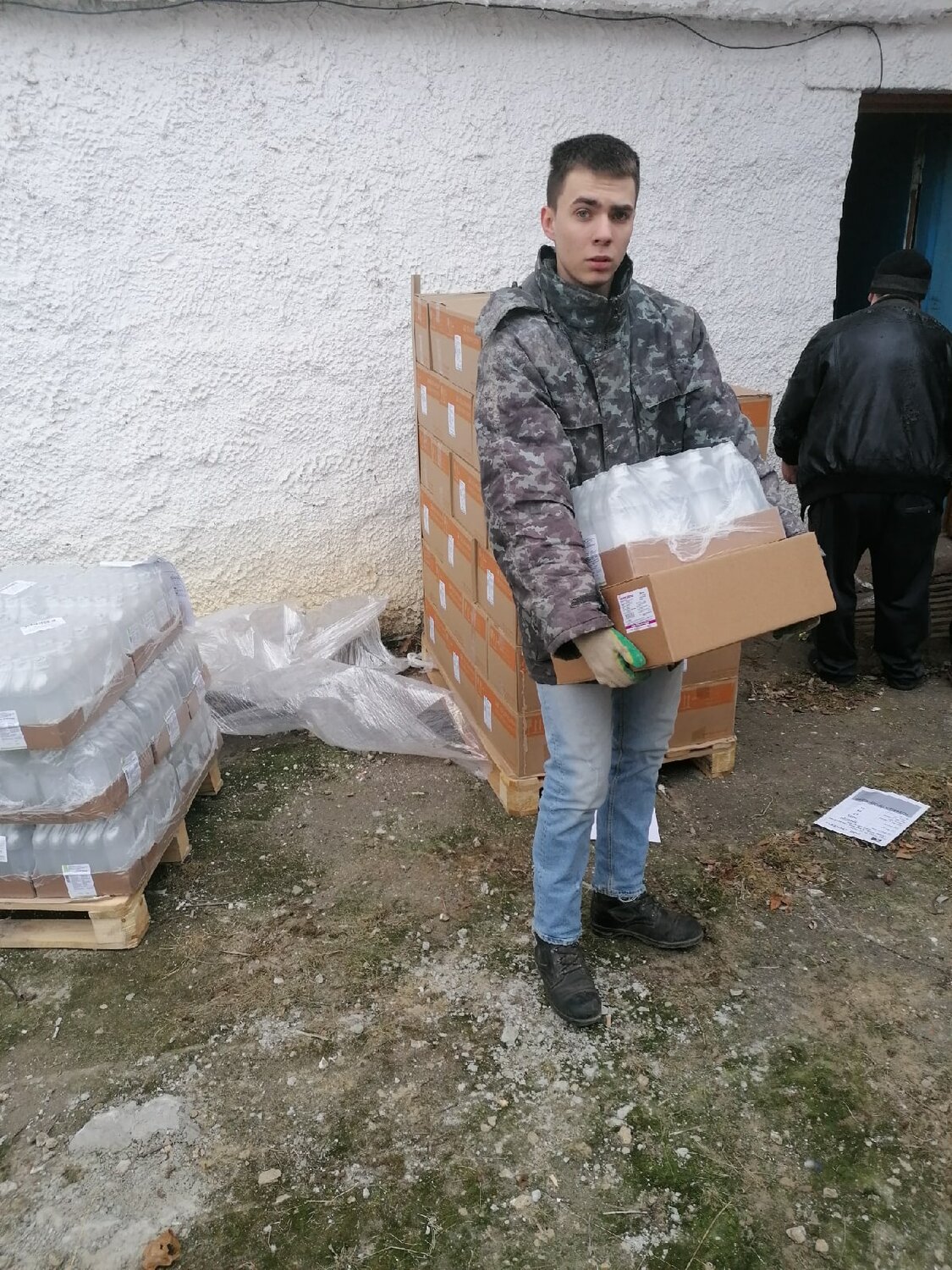 бомжи макулатура, макулатура, картонный человек на мусорке, человек, прием макулатуры