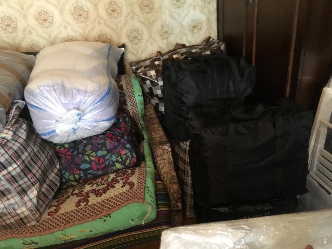 комната, вещи, выбрасываем старые пуховые подушки, квартира, собранные вещи в мешках