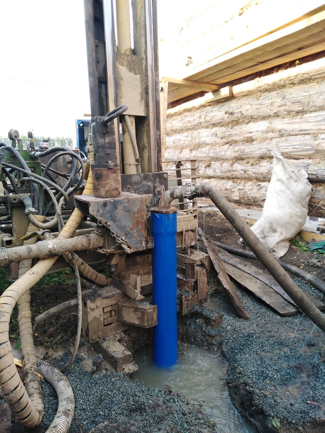 Бурение скважин на воду малогабаритной буровой установкой пауэр ватер ...