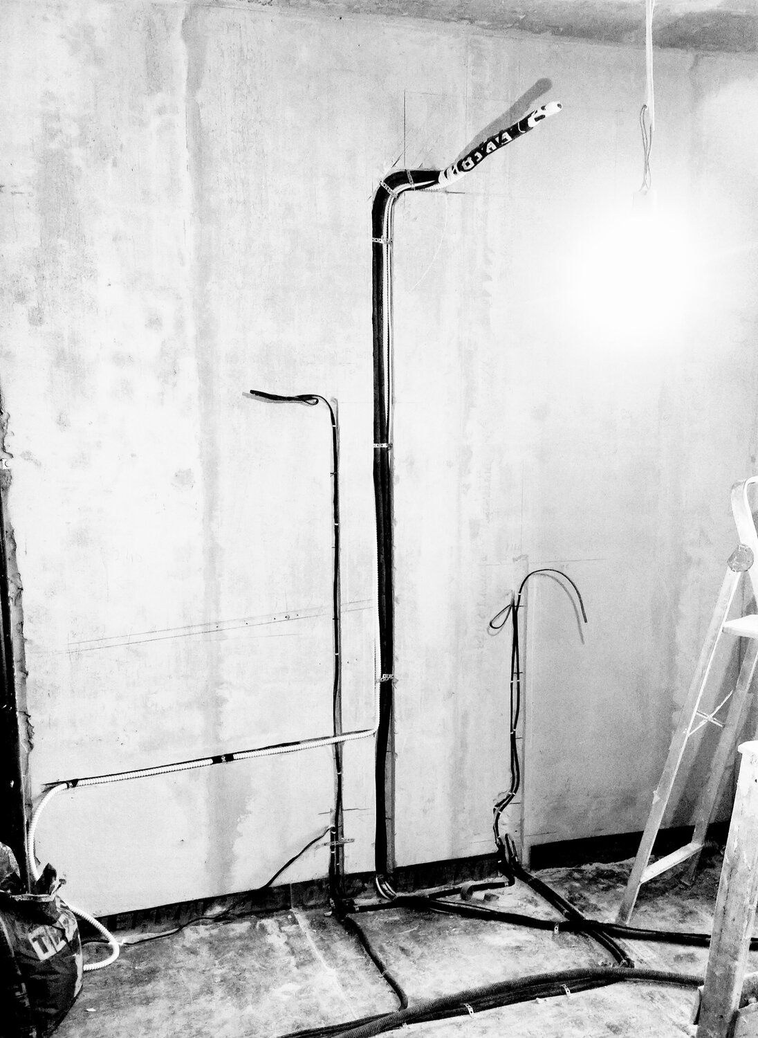 штробление стен, электропроводка в доме, штробление стен под проводку, монтаж электропроводки в доме, разводка электрики в квартире