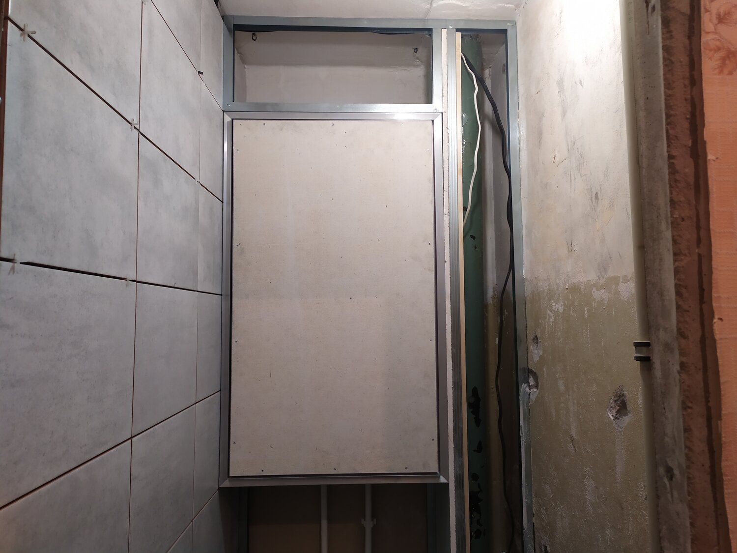 лифты, каркас для сантехнического шкафа, лифт кмз 1026, старый лифт, встроенный шкаф