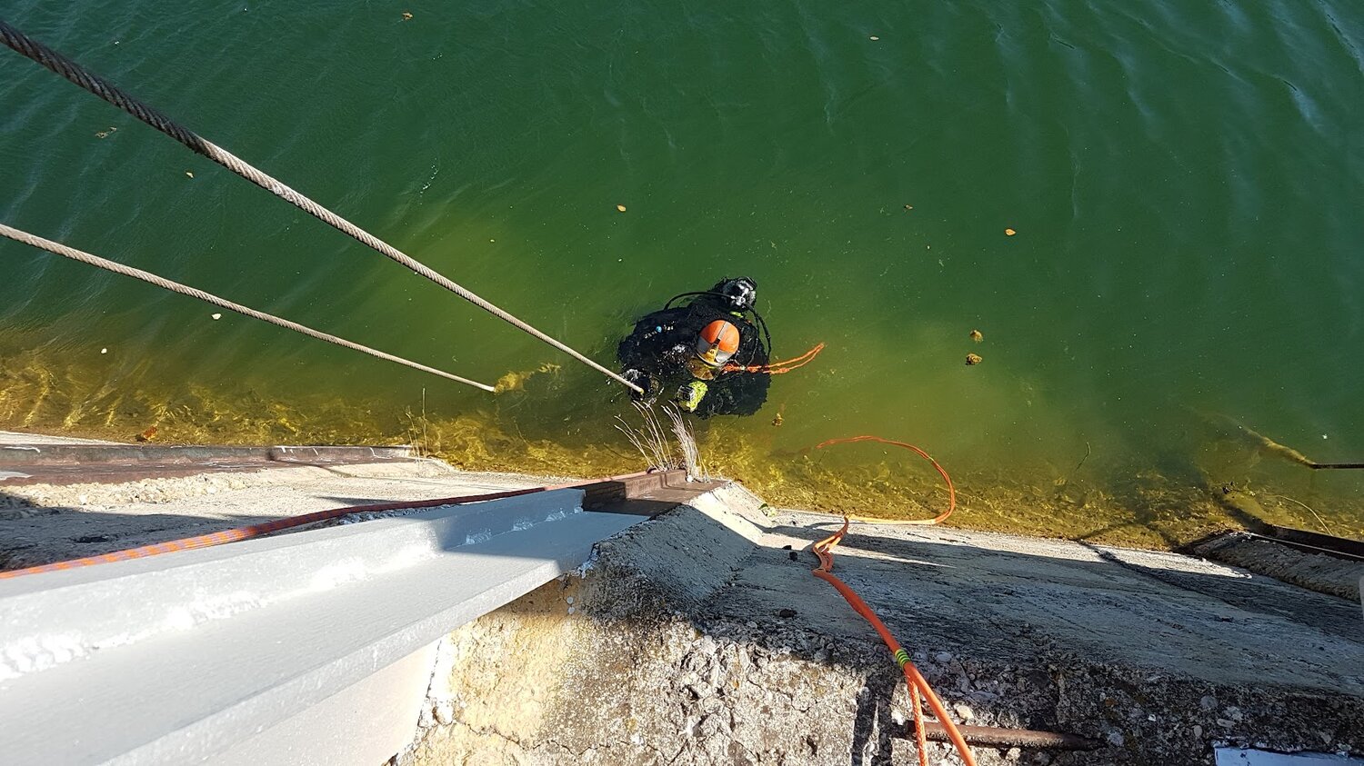 водолаз, водолазы достали тело, водолазное обследование причалов, водолазы черноморского флота, водолазы мчс