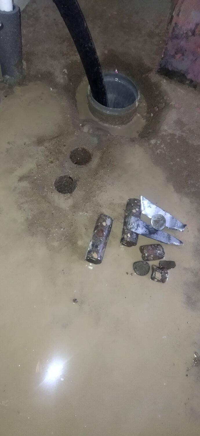 протечка кровли, трубы канализации, канализационная труба в бетоне, канализация, сверление отверстий в бетоне