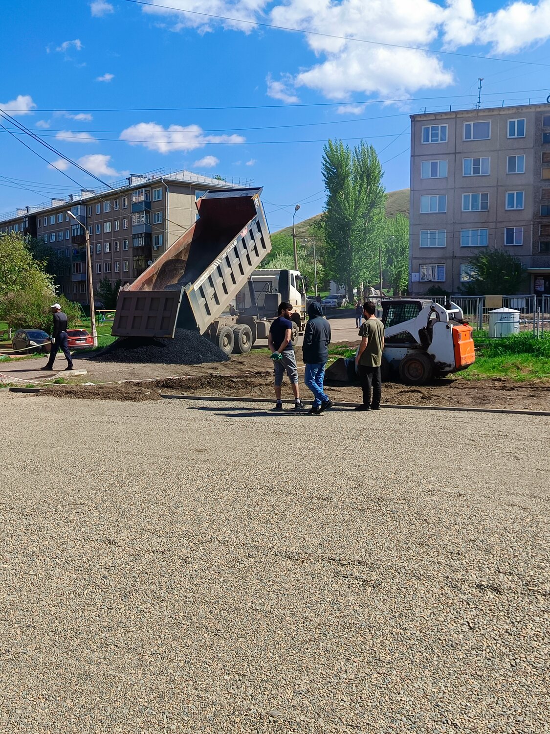 двор, асфальт во дворе, двор дома, благоустройство двора, асфальт