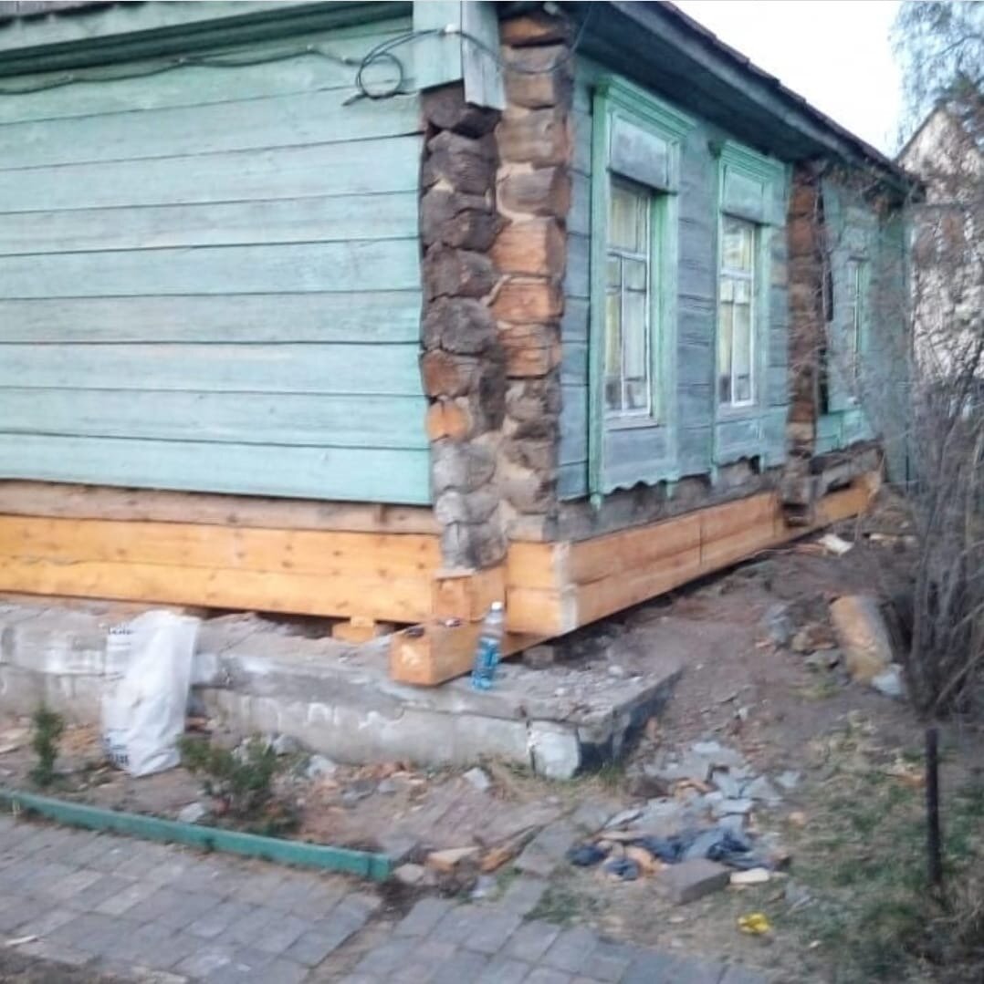 реконструкция старого дома, старый деревянный дом, поднятие фундамента деревянного дома, фундамент деревянного дома, замена венцов в деревянном доме