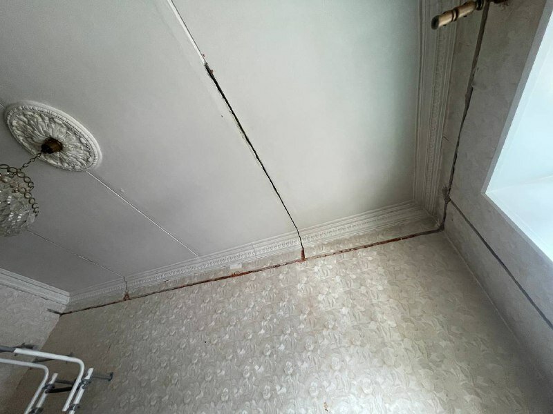 потолки в сталинке, старый потолок, потолок в хрущевке, потолки с лепниной, проводка в панельном доме