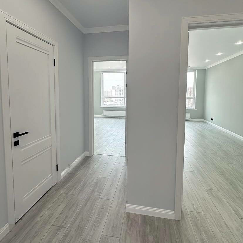 интерьер с белыми дверями, светлый плинтус в интерьере, квартир, интерьер с белыми дверями и плинтусами, комнат